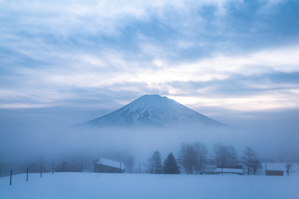 灰色雪山