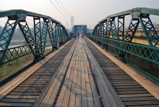 铁制桥