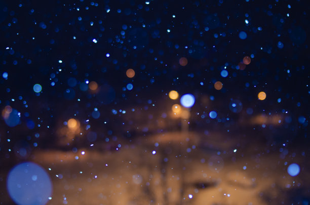 白色背景上的蓝色雪花-冬季圣诞装饰