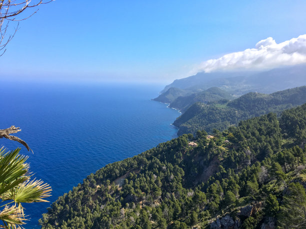 航拍海洋中的岛屿风景