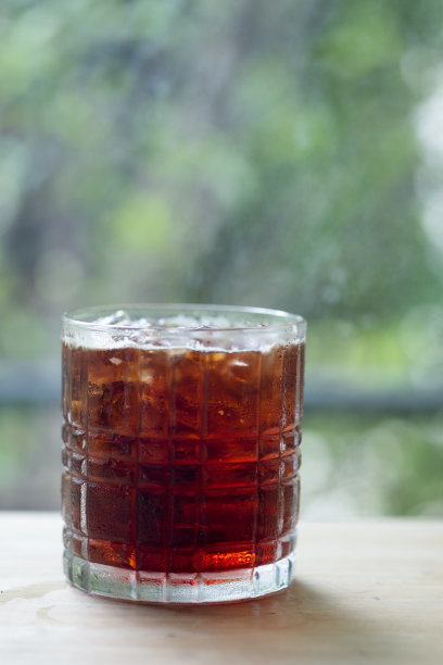 清爽饮料在一个玻璃杯与冰块