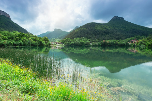 青山绿水环绕