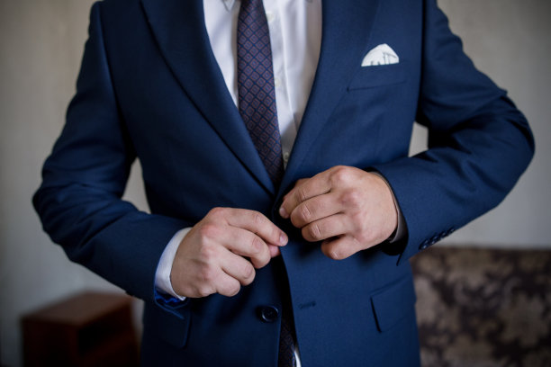 男士蓝色领带西装