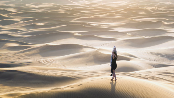 沙漠上的女人