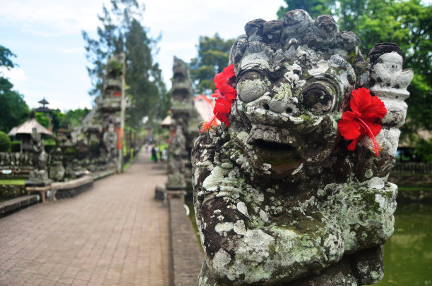 巴厘岛神话故事雕塑
