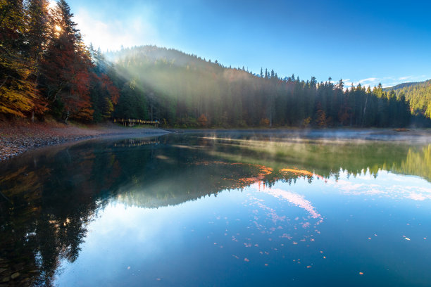 深山湖景水雾