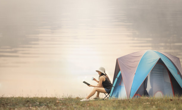 湖畔野营帐篷