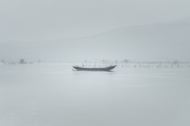 湖面上的渔船