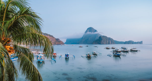 航拍海洋中的岛屿风景