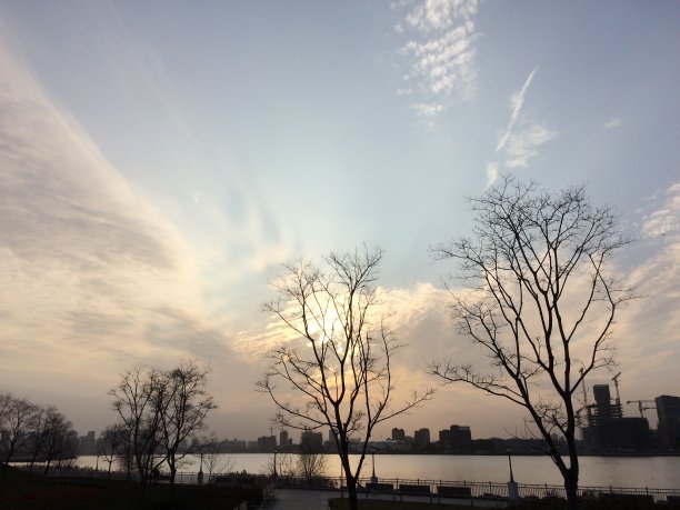 上海外滩蓝天白云