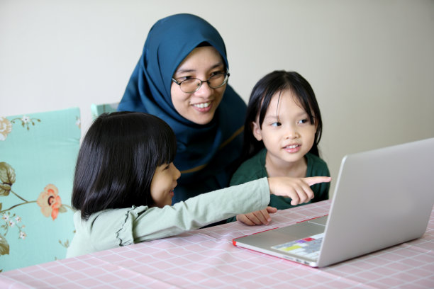 坐在电脑前的马来妇女