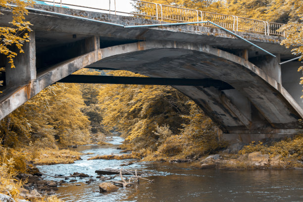 山涧土路