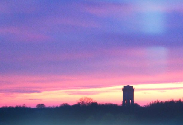 夕阳下的水塔