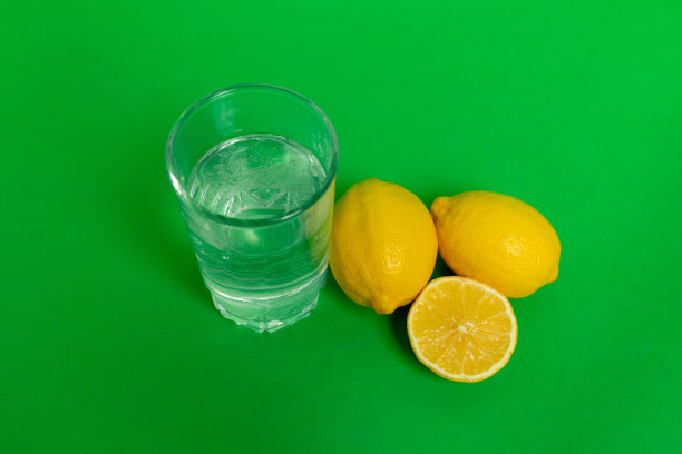 柠檬冰块和水