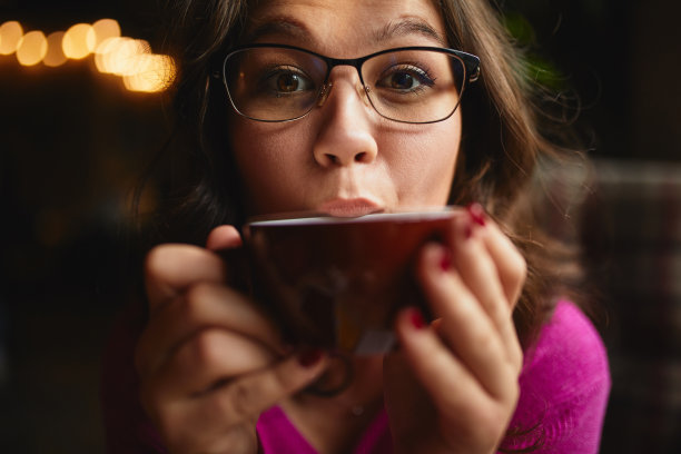 女人品茶