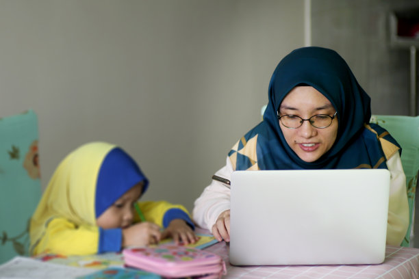 坐在电脑前的马来妇女