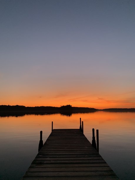 夕阳安静的湖面美景