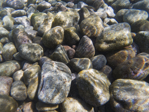 水中的大石头