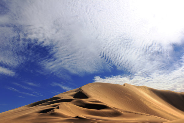 蓝天白云美丽沙漠自然风景
