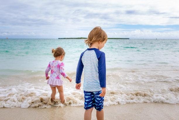 小女孩小男孩在海边度假