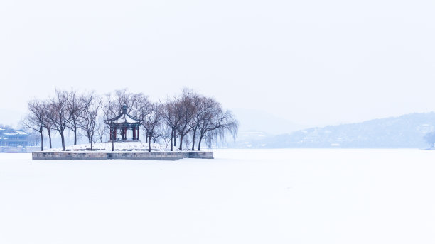 大雪中的亭子