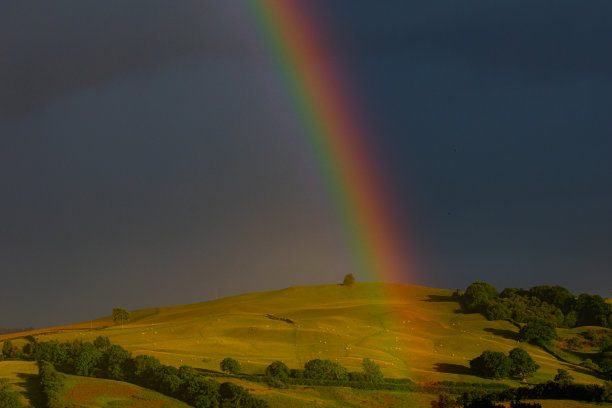 明亮多彩的天然彩虹
