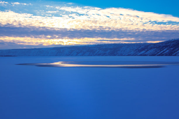 早冬湖边霜冻的美景