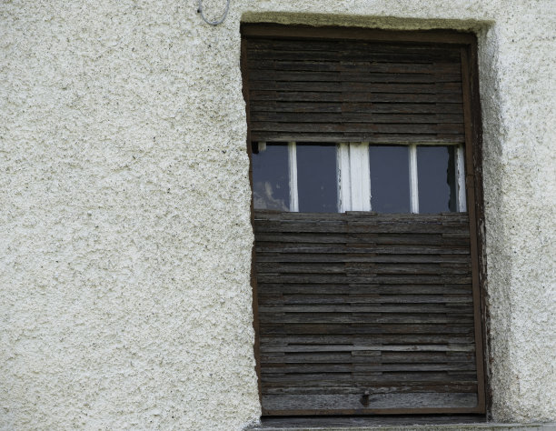 破旧木窗旧墙