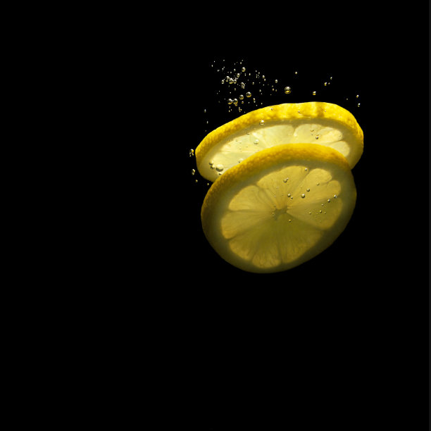 水中柠檬片