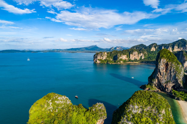 航拍海洋中的岛屿风景