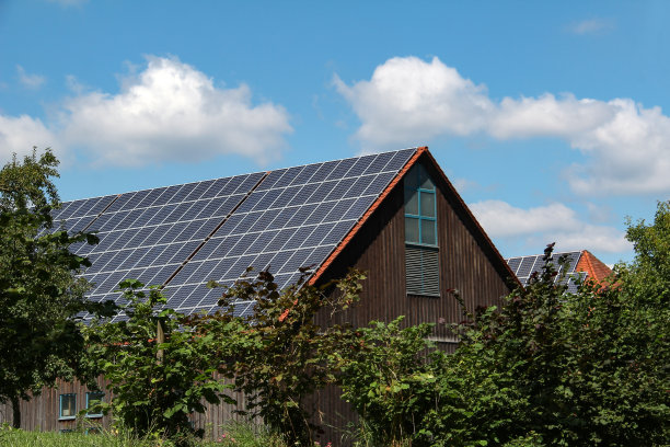 建筑物屋顶上的太阳能电池板
