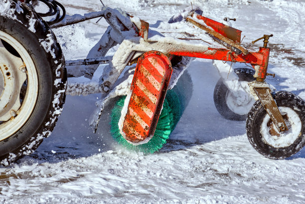 雪地行驶的卡车