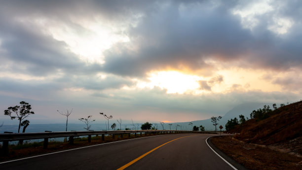 山峰公路日落风景