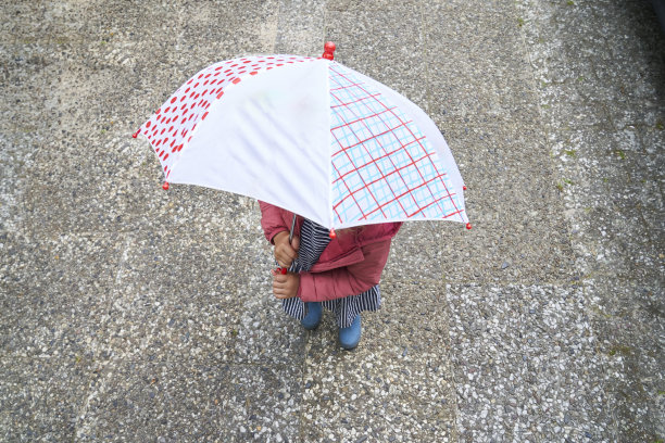 雨中打伞女孩