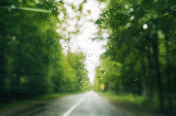 雨天路滑