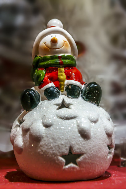 圣诞节雪人和圣诞老人在雪地里