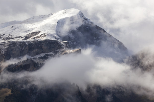 云雾雪山