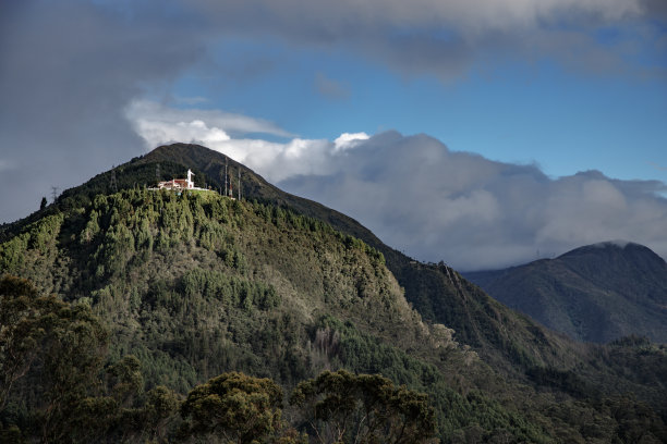 群山环抱