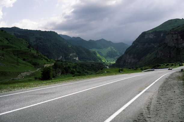 疾驰在道路上的汽车