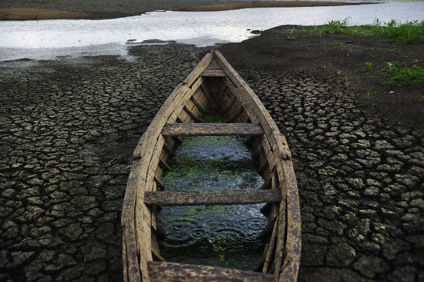 雨中堤坝