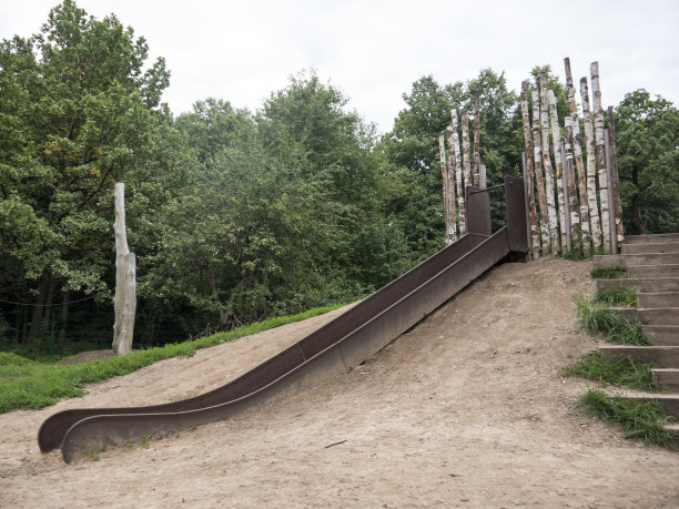 木质滑滑梯
