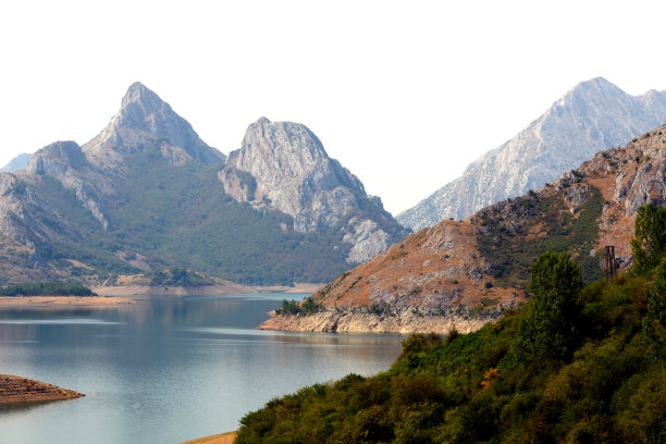 群山森林湖水天空风景