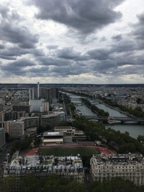 蓝天白云航拍城市建筑风景图片