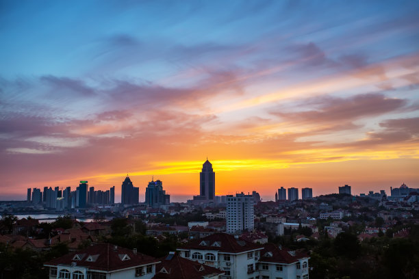 航拍夕阳中的青岛城市景观