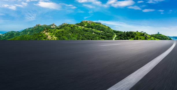 公路弯道和现代建筑背景