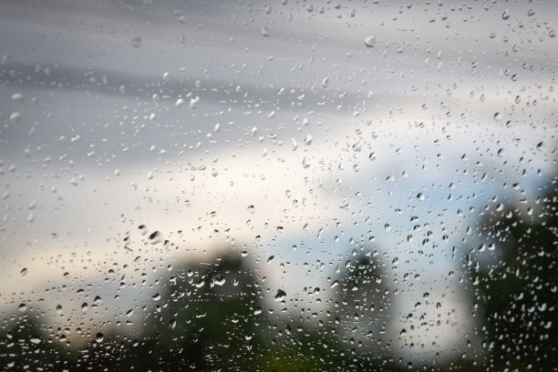 窗外暴雨