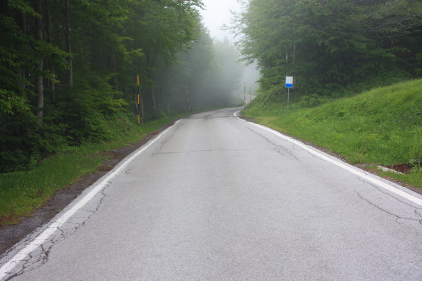 云雾中的公路