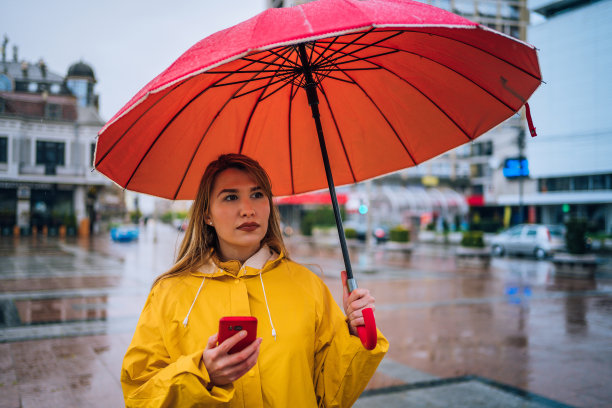 手拿雨伞