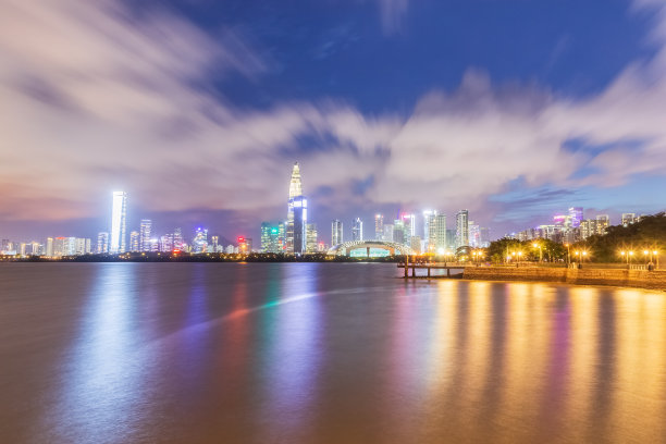 夜色下的小镇风景