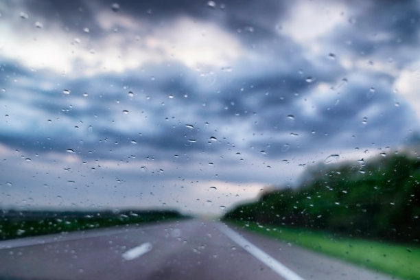 雨天路滑